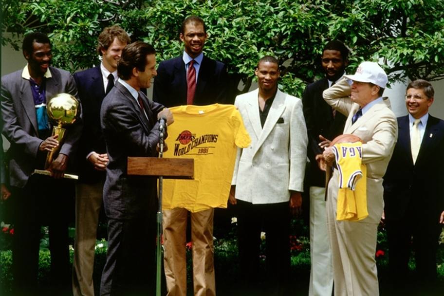 Luglio 1985: i Lakers in visita alla Casa Bianca donano al presidente Ronald Reagan una maglia e un cappello